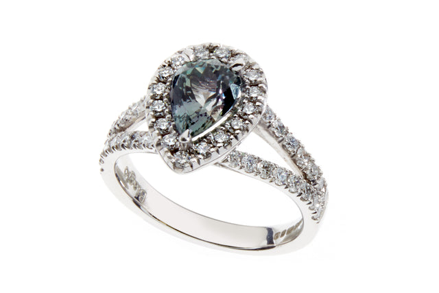 Affection, purity and nobility are immortalised by the pear cut of Gioia's zoisite heart.
